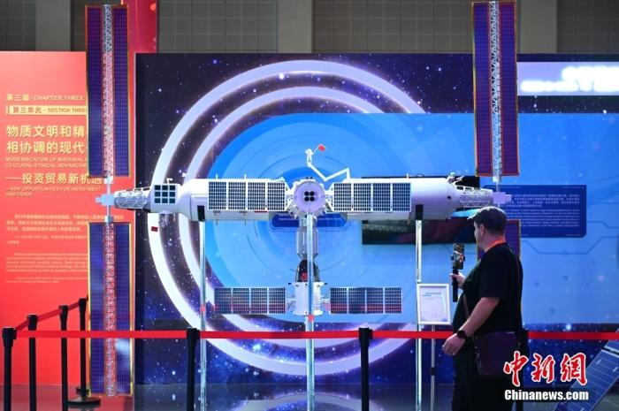 11月5日，觀眾在進(jìn)博會中國館參觀拍攝中國空間站模型。<a target='_blank' href='/'><p  align=