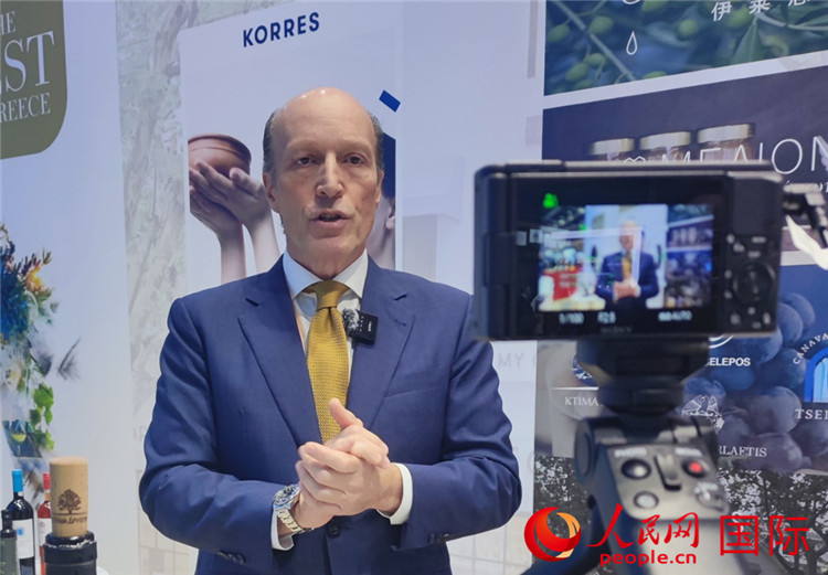 希華集團(tuán)創(chuàng)始人兼首席執(zhí)行官甘德密先生接受采訪。人民網(wǎng) 殷韜攝