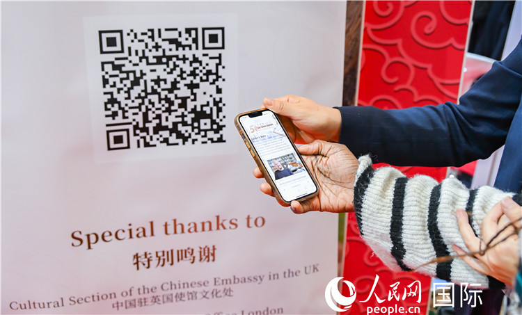 觀眾掃碼《我們的中國故事》系列視頻。人民網(wǎng) 郭錦標攝