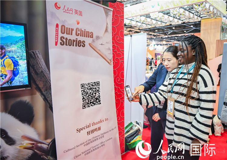 觀眾掃碼《我們的中國故事》系列視頻。人民網(wǎng) 郭錦標攝