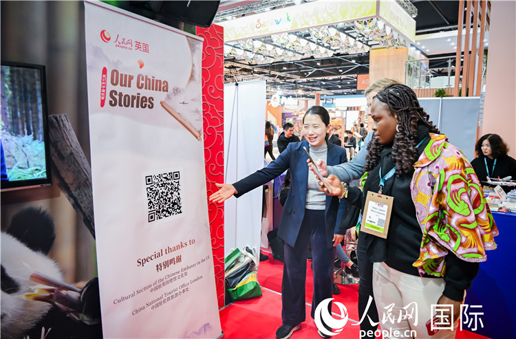 觀眾掃碼《我們的中國故事》系列視頻。人民網(wǎng) 郭錦標攝