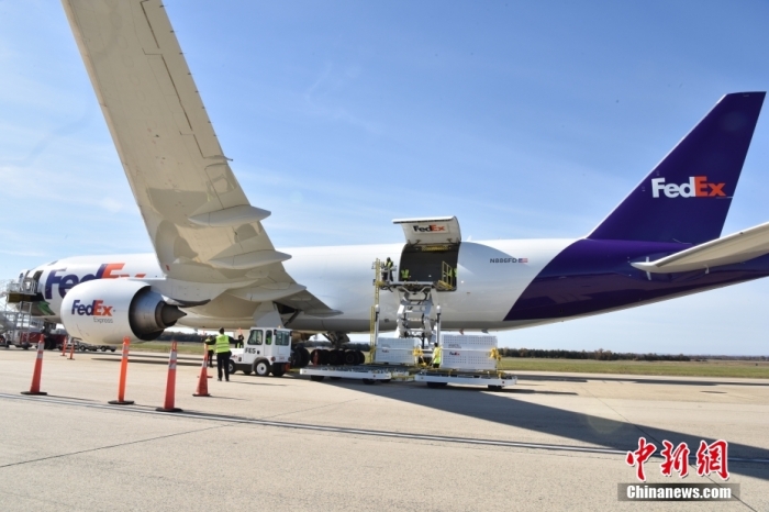 當(dāng)?shù)貢r間11月8日，美國華盛頓史密森學(xué)會國家動物園的大熊貓“美香”“添添”和它們的幼崽“小奇跡”乘坐的專機(jī)從華盛頓杜勒斯國際機(jī)場起飛前往中國成都。圖為裝有大熊貓的特制“旅行箱”正在運(yùn)上專機(jī)。<a target='_blank' href='/'><p  align=