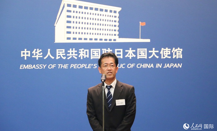 導(dǎo)師代表、東京大學(xué)教授內(nèi)山真伸發(fā)表致辭。人民網(wǎng) 許可攝