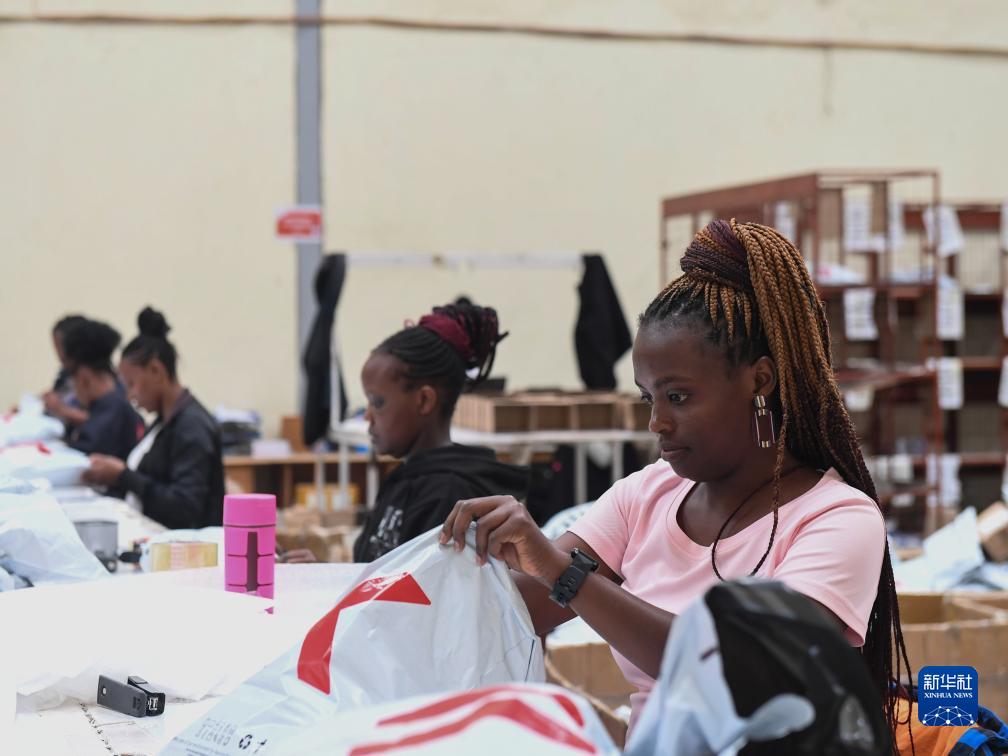 11月10日，在肯尼亞姆洛隆戈，Kilimall員工在倉庫內(nèi)包裝商品。新華社記者 李亞輝 攝