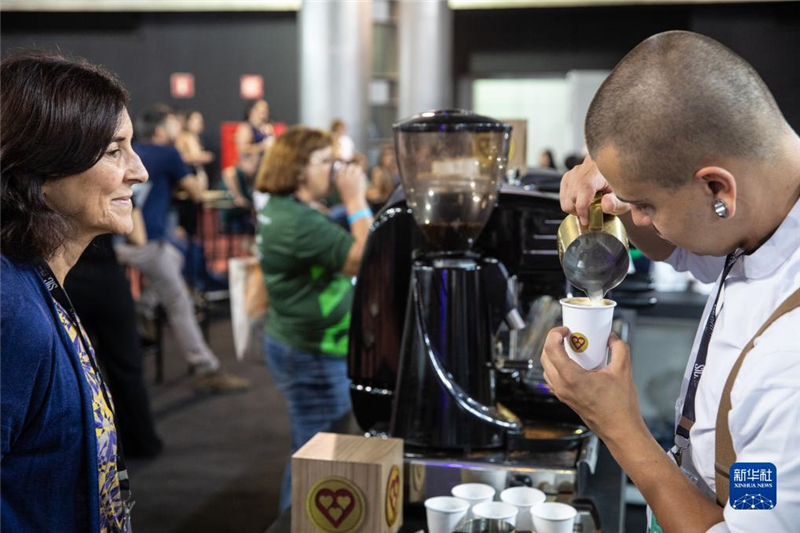 11月9日，咖啡師在巴西貝洛奧里藏特舉行的咖啡周上為參觀者制作咖啡。新華社記者 王天聰 攝