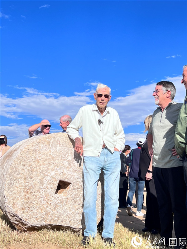 103歲的飛虎隊(duì)老兵哈里·莫耶在云南昆明呈貢機(jī)場(chǎng)舊址的石碾前留影。人民網(wǎng) 趙瞳攝