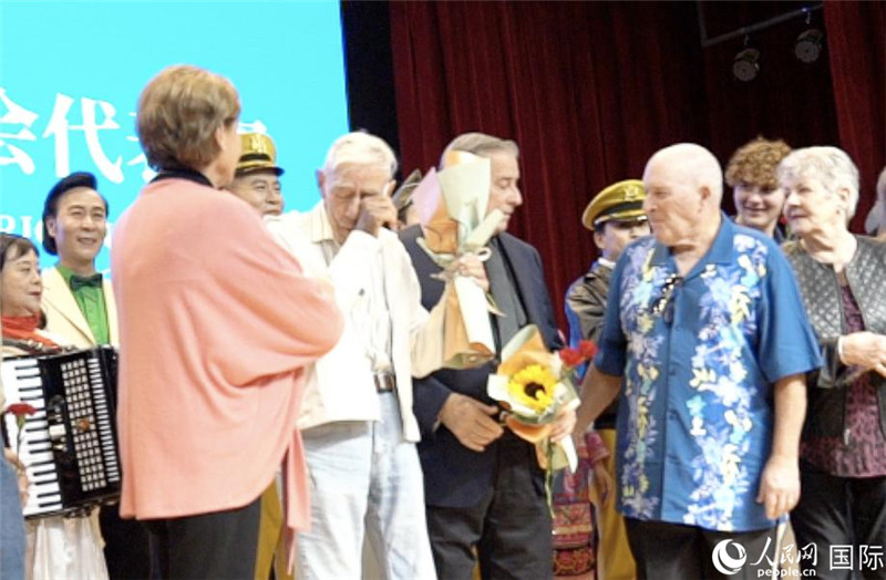 哈里·莫耶和代表團(tuán)其他成員訪問昆明外國(guó)語學(xué)校，觀看講述飛虎隊(duì)開辟駝峰航線故事的音樂劇《翠堤長(zhǎng)虹》，并與學(xué)校師生合唱《友誼地久天長(zhǎng)》。人民網(wǎng) 趙瞳攝