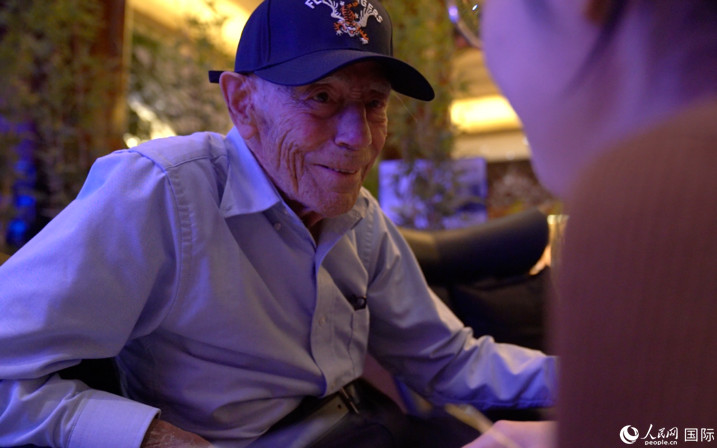 飛虎隊(duì)老兵哈里·莫耶接受人民網(wǎng)專訪。 人民網(wǎng) 張文捷攝