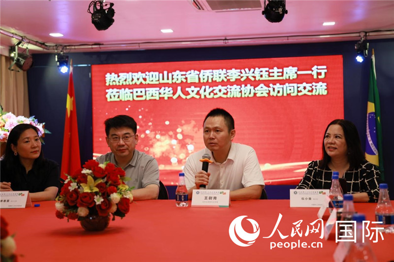 中國駐里約熱內(nèi)盧副總領(lǐng)事王尉育（右二）發(fā)表致辭。人民網(wǎng)記者宋亦然攝