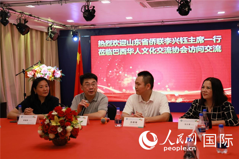 山東省僑聯(lián)主席李興鈺（左二）和與會僑領(lǐng)座談。人民網(wǎng)記者宋亦然攝