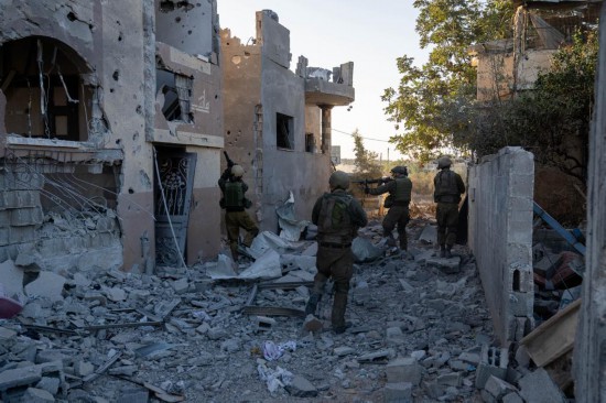 這張以色列國防軍11月12日發(fā)布的照片顯示，以軍地面部隊在加沙地帶北部開展軍事行動。新華社發(fā)