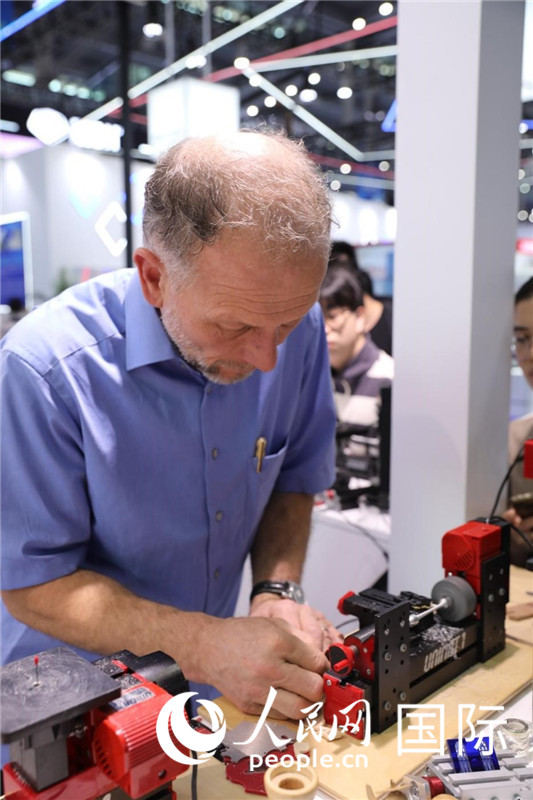 第25屆中國(guó)國(guó)際高新技術(shù)成果交易會(huì)15日在深圳開(kāi)幕，圖為展商現(xiàn)場(chǎng)演示精密加工工具。人民網(wǎng)記者 魯揚(yáng)攝