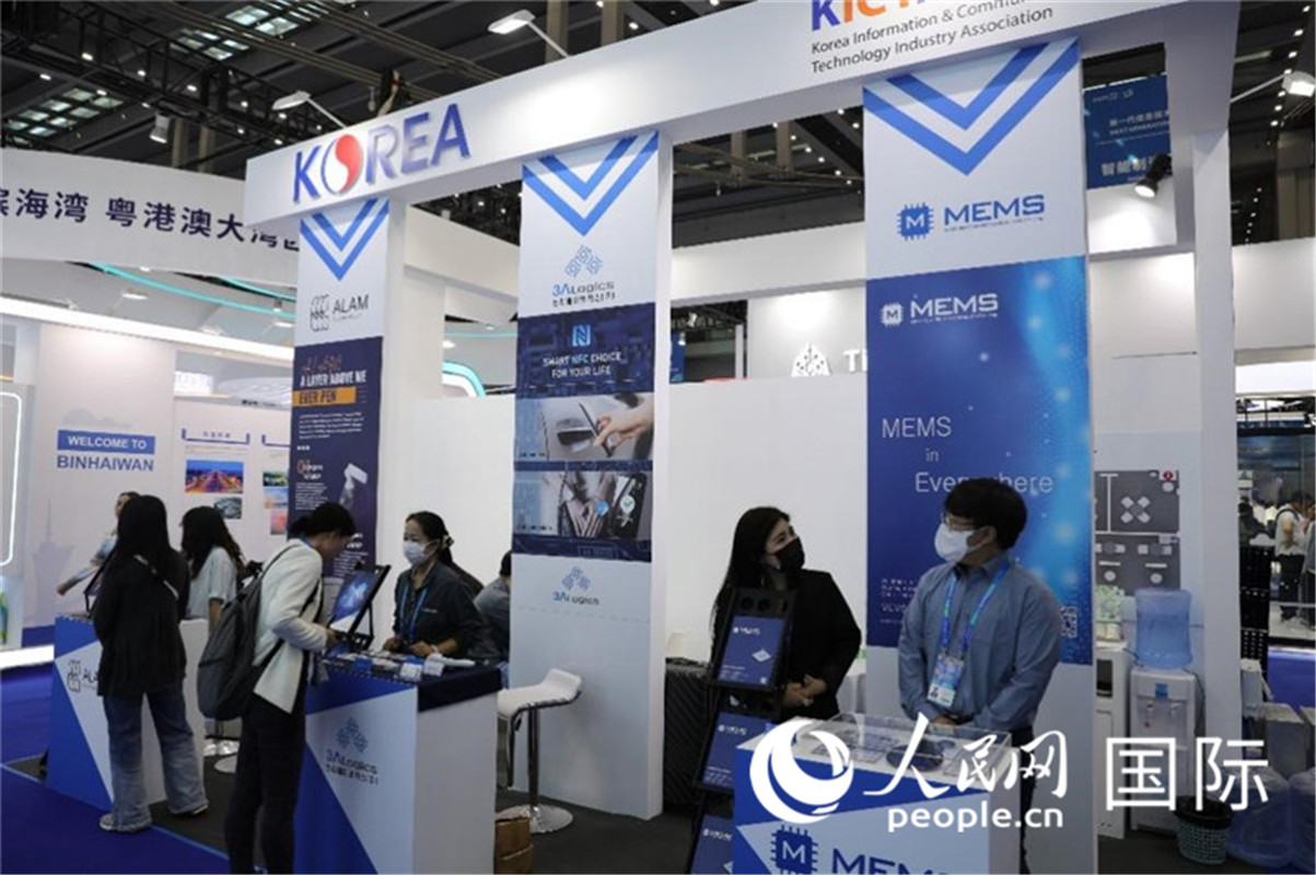 第二十五屆中國(guó)國(guó)際高新技術(shù)成果交易會(huì)15日在深圳開(kāi)幕，圖為韓國(guó)企業(yè)展臺(tái)（人民網(wǎng)記者 魯揚(yáng)攝）