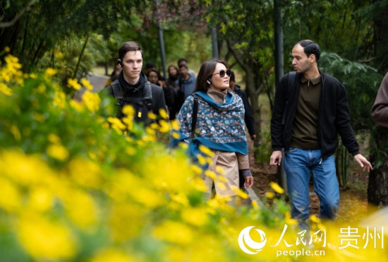 歐亞國(guó)家媒體記者走進(jìn)觀山湖公園。人民網(wǎng) 陽茜攝