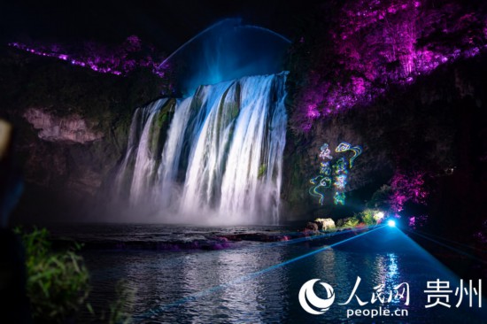 光影中的黃果樹大瀑布。人民網(wǎng) 陽茜攝