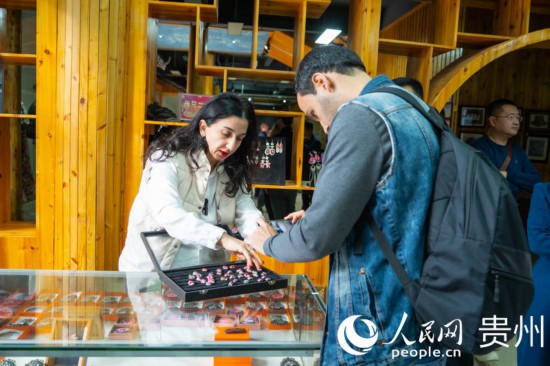 歐亞國(guó)家記者拍攝記錄黔東南州施洞鎮(zhèn)民族手工藝品。人民網(wǎng) 陽茜攝