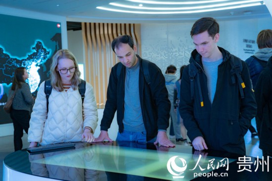 在國(guó)家大數(shù)據(jù)（貴州）綜合試驗(yàn)區(qū)交流體驗(yàn)中心，歐亞國(guó)家記者體驗(yàn)貴州大數(shù)據(jù)應(yīng)用場(chǎng)景。人民網(wǎng) 陽茜攝