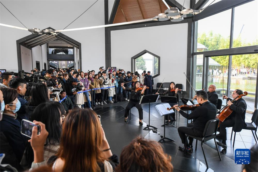 11月16日，費(fèi)城交響樂(lè)團(tuán)的演奏家們?cè)谔K州博物館大廳內(nèi)演奏。新華社記者 李博 攝