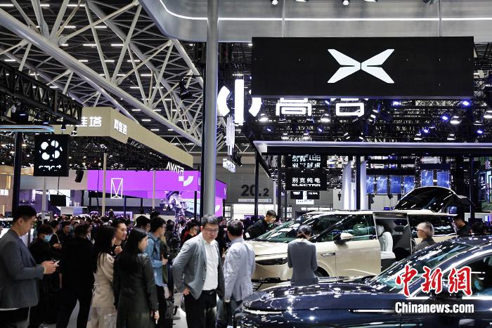 11月17日，廣州車展展館人流如織。中新財(cái)經(jīng)記者 葛成 攝