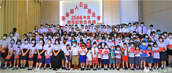 圖為出席嘉賓和現(xiàn)場獲獎學(xué)生合影留念。人民網(wǎng)記者 白元琪攝