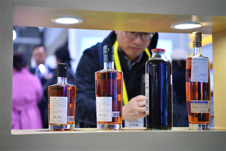 11月16日，觀眾在第七屆絲博會(huì)上參觀阿塞拜疆展位上的酒水產(chǎn)品。新華社記者 邵瑞 攝