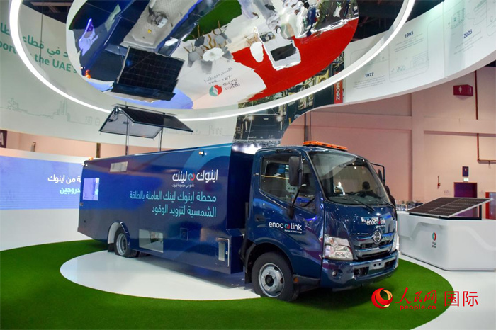 阿聯(lián)酋國家石油公司發(fā)布的電動運油卡車。該卡車用光伏板和電池驅動，但主要目的是輸送汽油。   人民網 塔里克·易卜拉欣攝