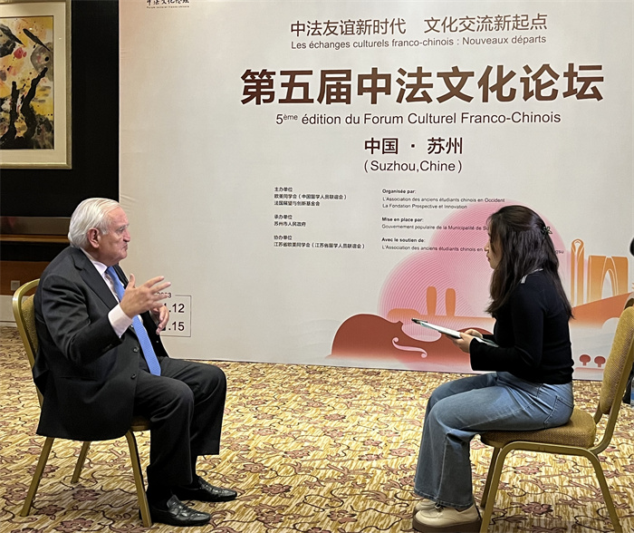 法國前總理、法國展望與創(chuàng)新基金會主席讓-皮埃爾·拉法蘭接受人民網(wǎng)的采訪。（國際在線供圖）