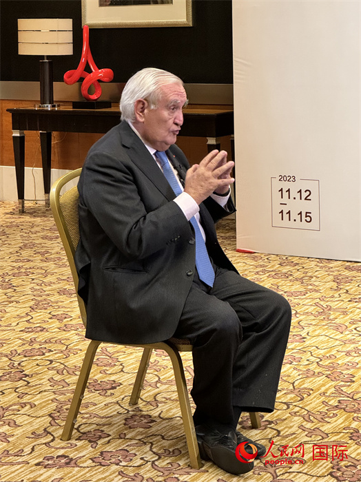 法國前總理、法國展望與創(chuàng)新基金會主席讓-皮埃爾·拉法蘭接受人民網(wǎng)的采訪。（人民網(wǎng) 謝瑩攝）