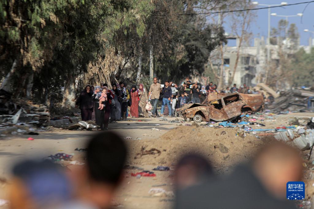 11月18日，在加沙地帶南部地區(qū)，巴勒斯坦人向南遷移。