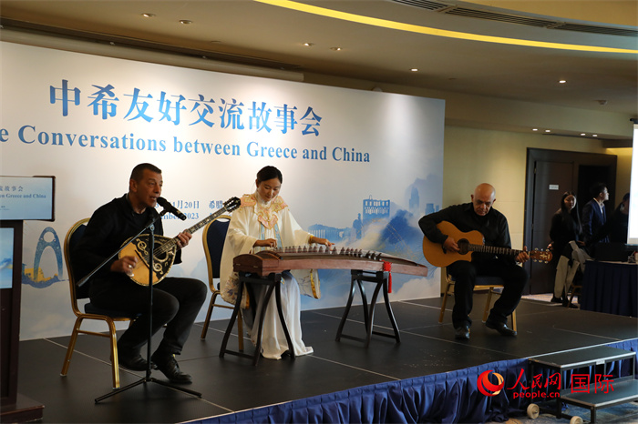 中希藝術(shù)家用古箏和布祖基琴演奏希臘著名歌曲《比雷埃夫斯的孩子》。   人民網(wǎng)記者 謝亞宏攝