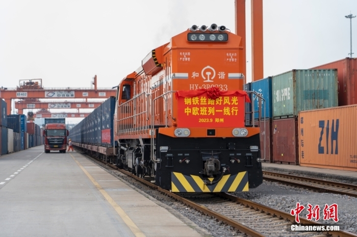 資料圖：河南鄭州，一列滿載貨物的中歐班列(鄭州)從中國(guó)鐵路鄭州局集團(tuán)有限公司圃田車站駛出，開往德國(guó)漢堡。<a target='_blank' href='/'><p  align=