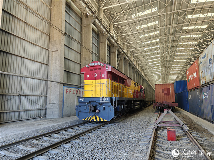 換裝完畢的中歐班列即將從換裝庫(kù)內(nèi)駛出。人民網(wǎng)記者 劉潔妍攝