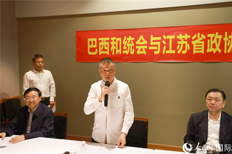 巴西和統(tǒng)會(huì)會(huì)長(zhǎng)王俊曉（中）在座談會(huì)上致辭。人民網(wǎng)記者 陳海琪攝