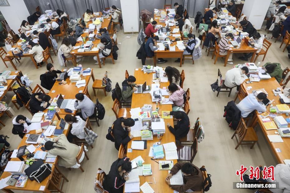 資料圖:眾多考研學(xué)生在南昌大學(xué)圖書館的自習(xí)室內(nèi)復(fù)習(xí)備考。 劉力鑫 攝