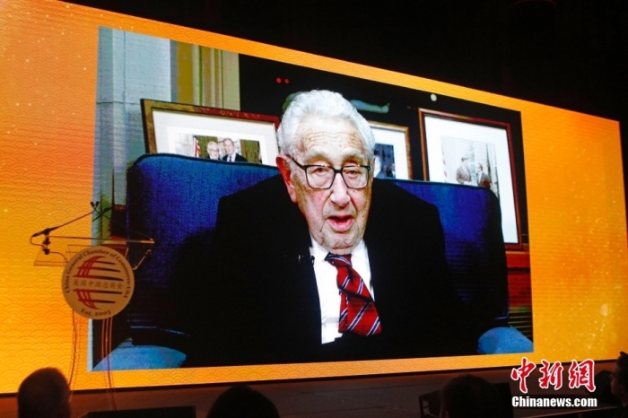 資料圖為當?shù)貢r間2023年1月18日晚，美國中國總商會(CGCC)在紐約舉行2023年中國農(nóng)歷新年晚宴。圖為美國前國務(wù)卿亨利·基辛格以視頻方式致辭。<a target='_blank' href='/'><p  align=