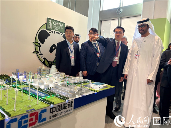 COP28主席蘇爾坦·賈比爾參觀中國角展示。人民網(wǎng)記者任皓宇攝