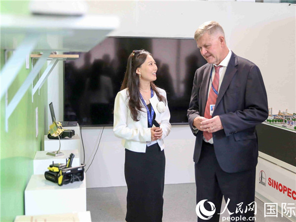 嘉賓參觀中國角展示。人民網(wǎng) 塔里克·易卜拉欣攝