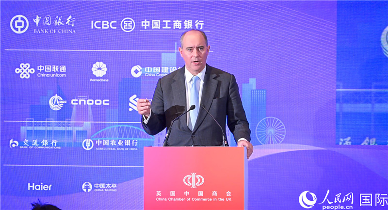 英國商業(yè)貿(mào)易部國務(wù)大臣（投資大臣）多米尼克·約翰遜與會。人民網(wǎng) 郭錦標(biāo)攝