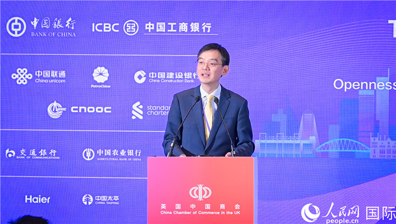 英國中國商會會長、中國銀行倫敦分行行長方文建 致歡迎辭。人民網(wǎng) 郭錦標(biāo)攝