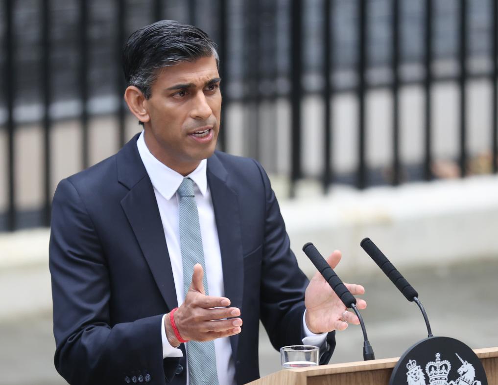 2022年10月25日，里?！ぬK納克在英國倫敦唐寧街10號首相府前發(fā)表講話。新華社記者李穎攝