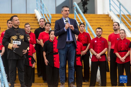 12月2日，希臘文化部副部長(zhǎng)赫里斯托斯·季馬斯（中）在希臘雅典圣誕劇場(chǎng)舉行的“中希國(guó)際戲劇節(jié)”開幕式上講話。新華社發(fā)（馬里奧斯·羅洛斯攝）