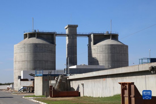 這是11月28日在突尼斯蘇塞市拍攝的中企承接建造的哈姆敦污水處理站一角。位于北非的突尼斯連續(xù)數(shù)年遭遇干旱，居民生活和農(nóng)業(yè)生產(chǎn)受到嚴重影響。突尼斯媒體近日報道了中企承接的突尼斯南部蘇塞市污水處理廠項目，稱贊它不僅為當(dāng)?shù)剞r(nóng)民提供了穩(wěn)定的灌溉水源，還減少了環(huán)境污染。新華社記者 黃靈 攝