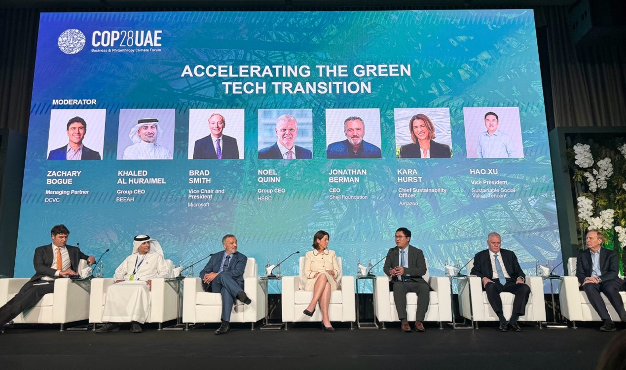 騰訊可持續(xù)社會(huì)價(jià)值副總裁、騰訊碳中和實(shí)驗(yàn)室負(fù)責(zé)人許浩（右三）在COP28上和微軟公司主席(右一)、匯豐銀行全球首席執(zhí)行官(右二)以及亞馬遜首席可持續(xù)發(fā)展官(左四)等對(duì)話。圖片由騰訊公司提供
