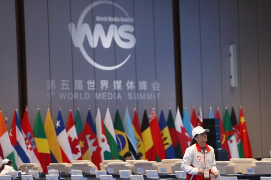   2023年12月2日，一名志愿者在廣州南沙灣濱海會(huì)議中心布置會(huì)場。（新華社記者李明攝）