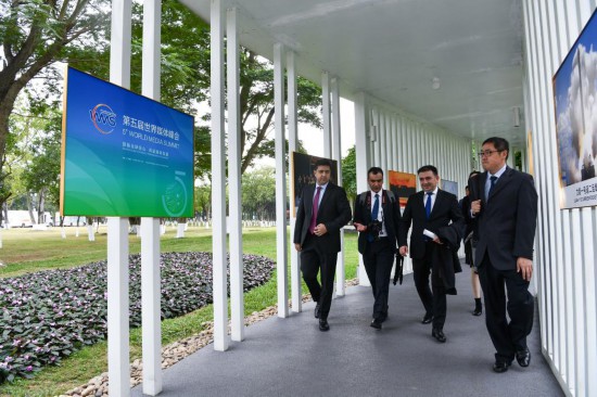   2023年12月2日，參會(huì)代表抵達(dá)廣州南沙灣濱海會(huì)議中心。（新華社記者梁旭攝）