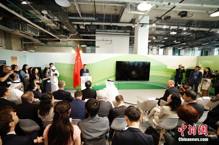 當(dāng)?shù)貢r(shí)間11月30日，《聯(lián)合國氣候變化框架公約》第28次締約方大會(huì)(COP28)中國角開幕式暨“生態(tài)文明與美麗中國實(shí)踐”邊會(huì)在迪拜舉行。圖為中國生態(tài)環(huán)境部部長黃潤秋在邊會(huì)上發(fā)表致辭。<a target='_blank' href='/' _fcksavedurl='/'><p  align=