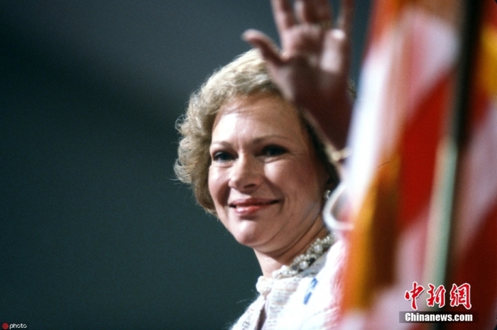 當?shù)貢r間11月19日，卡特中心宣布，美國前第一夫人羅莎琳·卡特于當天去世，享年96歲。根據(jù)卡特中心發(fā)布的聲明，在家人的陪伴下，羅莎琳·卡特在佐治亞州普萊恩斯的家中平靜地去世?？ㄌ刂行?7日宣布，羅莎琳·卡特開始接受臨終關(guān)懷。圖為羅莎琳·卡特資料圖。圖/ICphoto
