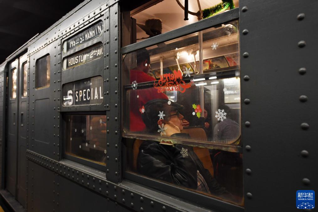 12月2日，在美國紐約，人們乘坐“懷舊地鐵”專列。新華社記者 李睿 攝