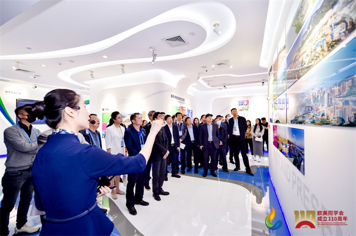 參會(huì)嘉賓和留學(xué)歸國(guó)人員參觀橫琴粵澳深度合作區(qū)展示廳。主辦方供圖