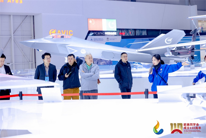 參會(huì)嘉賓和留學(xué)歸國(guó)人員參觀珠海太空中心。主辦方供圖